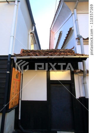 A retro entrance with a sense of history A retro entrance with a sense of history 118357169