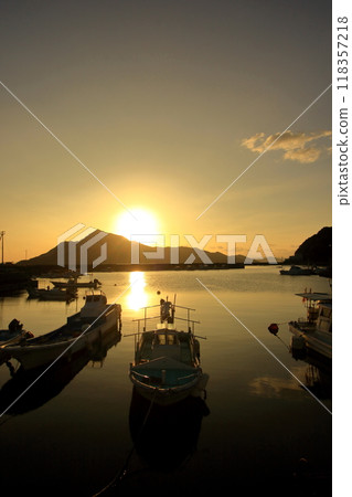 The sun setting over Daikokugami Island as seen from Ogaki Town (Etajima City) 118357218