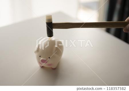 豬存錢罐和錘子 118357382