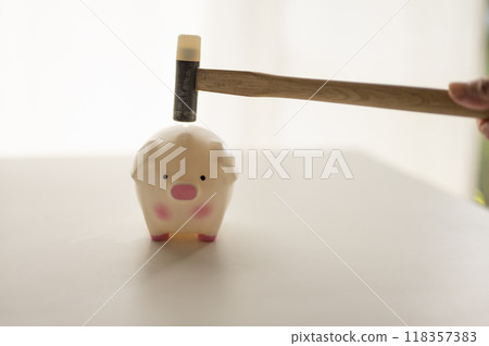 豬存錢罐和錘子 豬存錢罐和錘子 118357383