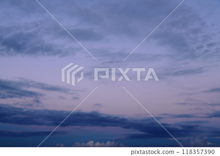 黃昏天空的漸變 118357390