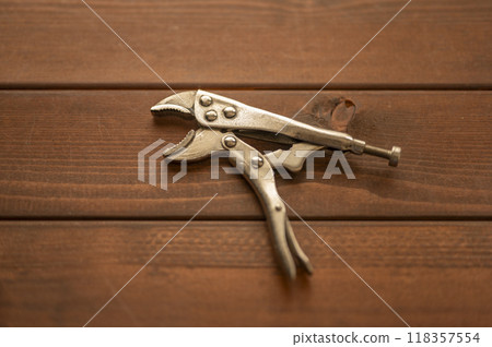 Locking pliers 118357554