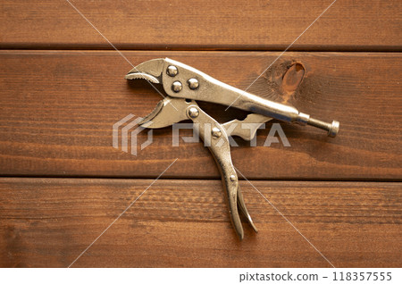 Locking pliers 118357555