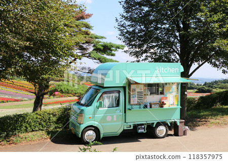 秋花園裡設置的廚房車 秋花園裡設置的廚房車 118357975