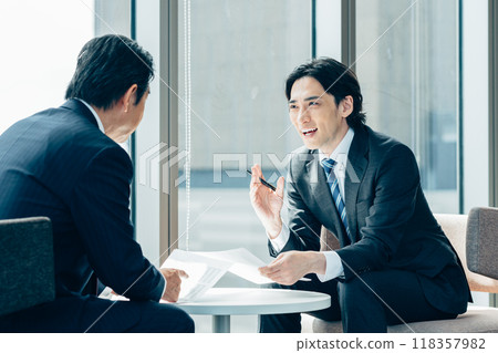 中年商人洽談業務攝影合作：電波學園教育法人、東京電子學專業學校 118357982