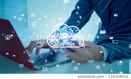 使用智能手機和筆記本電腦的人和雲圖像 118358629