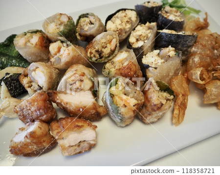 Fried spring rolls, my wife's home-cooked meals, dinner at home, a happy family Fried spring rolls, my wife's home-cooked meals, dinner at home, a happy family 118358721