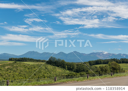 [從美瑛町三愛山眺望的秋景和十勝岳] 118358914