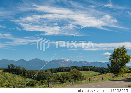 [從美瑛町三愛山眺望的秋景和十勝岳] 118358915
