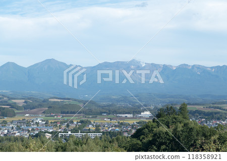 [從美瑛町西北山丘眺望的秋景與十勝岳] 118358921