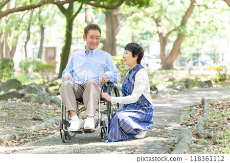 走在輪椅的資深夫婦 118361112