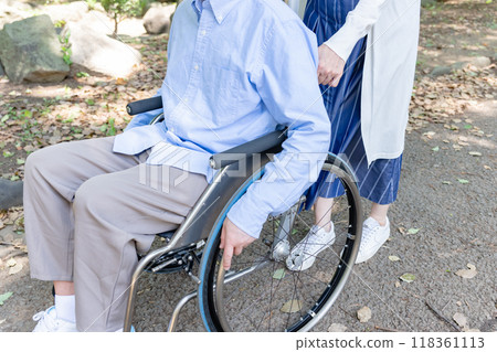 老夫婦坐輪椅散步，手 118361113
