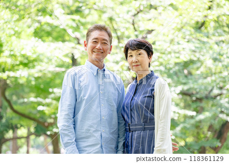 Senior couple lifestyle fresh greenery 118361129