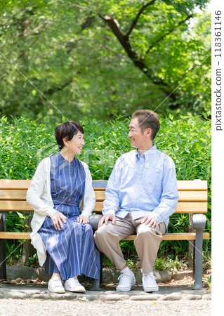 資深夫婦坐長凳 118361146