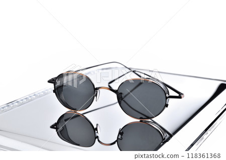 Sun glasses, stylish sunglasses on mirrored reflective background, close-up 118361368