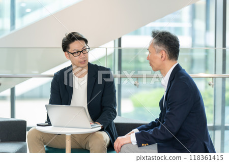 商人在休息室交談 118361415