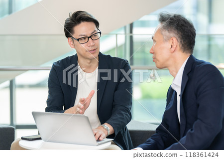 商人在休息室交談 118361424