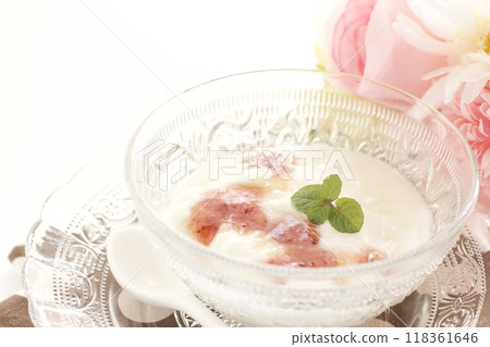 Yogurt with strawberry sauce and honey Yogurt with strawberry sauce and honey 118361646