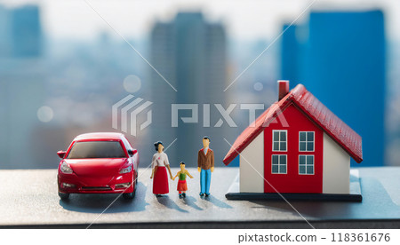 一對夫婦和孩子的家庭的微型娃娃。保險的形象。房屋模型和紅色微型汽車。城市背景。 118361676