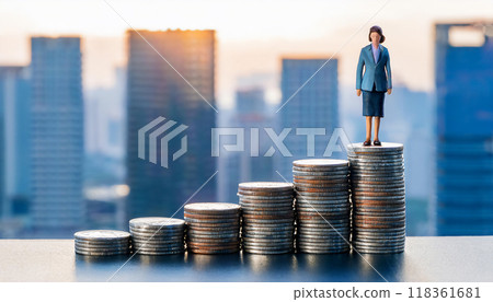 一個穿著西裝的女人站在一堆硬幣上的微型人物。企業收入增加的形象 一個穿著西裝的女人站在一堆硬幣上的微型人物。企業收入增加的形象 118361681