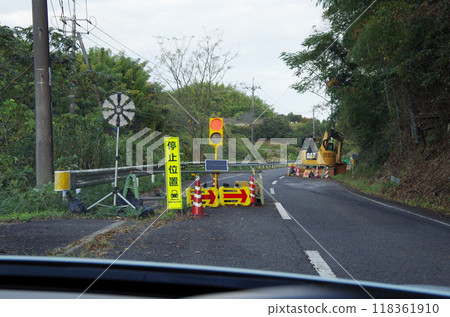 Waiting at a traffic light on a prefectural road that is now temporarily one-way due to repair work for a landslide caused by heavy rain 118361910