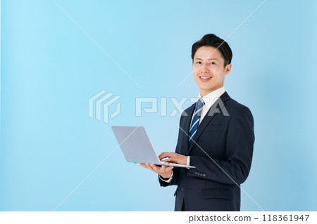 操作電腦的商人，藍色背景 118361947