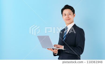 操作電腦的商人，藍色背景 118361948