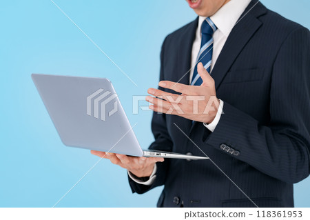 商人手中的筆記型電腦 118361953