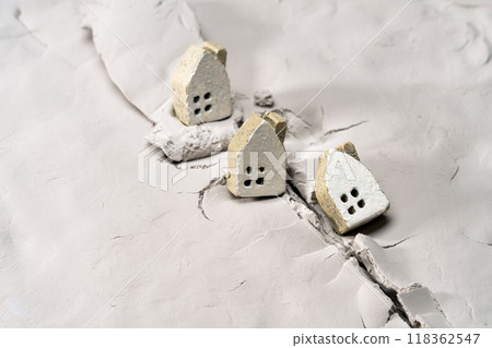 微型房子和破裂的地面 118362547