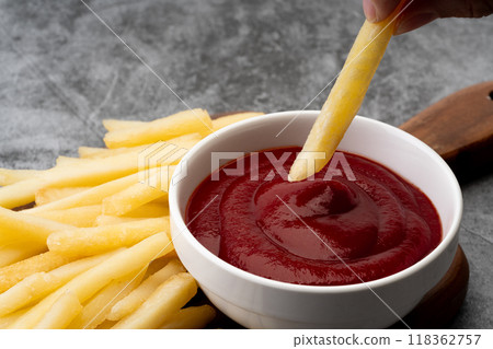 沾番茄醬的炸薯條的特寫 118362757