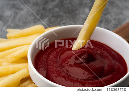 沾番茄醬的炸薯條的特寫 118362758