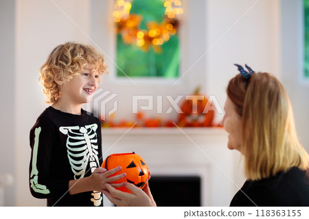 Kids trick or treat. Halloween fun for children. Kids trick or treat. Halloween fun for children. 118363155