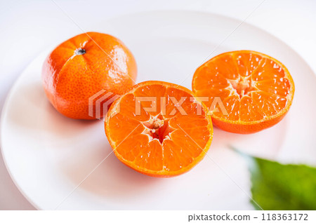 Murcott orange cut in half 118363172