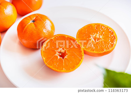 Murcott orange cut in half Murcott orange cut in half 118363173