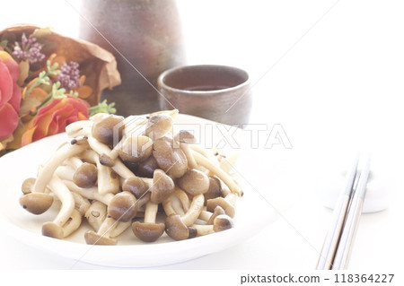 炒姬菇和清酒 118364227