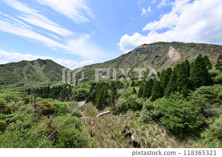 【熊本】阿蘇山山麓展現出雄偉的風景。開車前往目的地的旅程非常壯觀，吃草的乳牛也很可愛。 118365321