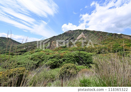 【熊本】阿蘇山山麓展現出雄偉的風景。開車前往目的地的旅程非常壯觀，吃草的乳牛也很可愛。 118365322