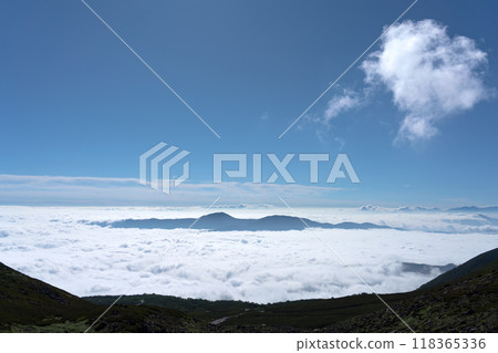 漂浮在雲彩海的山 漂浮在雲彩海的山 118365336