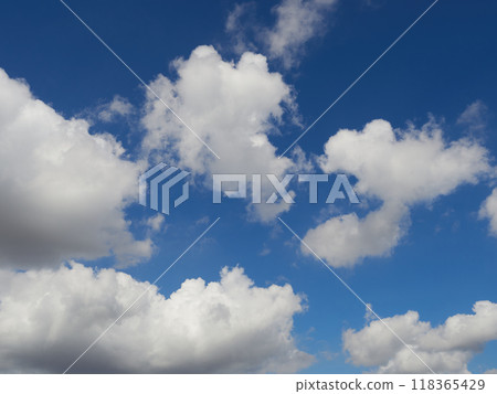 夏天美麗的藍天和雲彩景觀 118365429