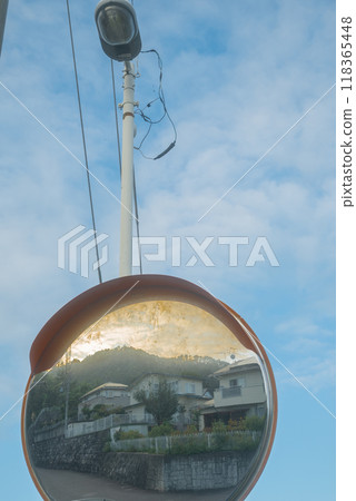 Sunrise reflected in a convex mirror [Nagano Prefecture] 118365448