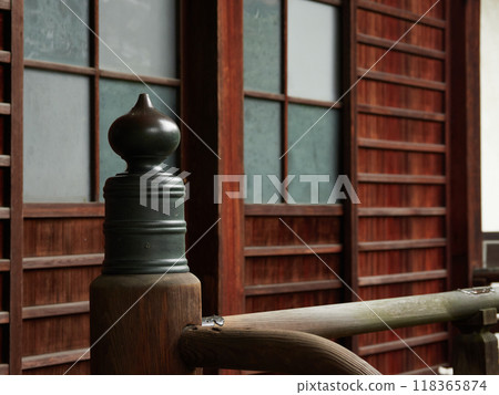 夏季雨天寺廟內的走廊風景 夏季雨天寺廟內的走廊風景 118365874