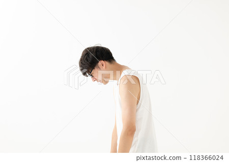 Hunchbacked man wearing a tank top 118366024