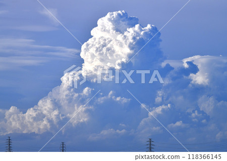 日本橫濱城市景觀電力線和「夏日的天空」。日本列島持續高溫…天空升起巨大雲層=9月15日 118366145