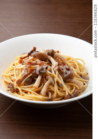 日式奶油醬油蘑菇義大利麵 日式奶油醬油蘑菇義大利麵 118366829