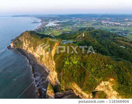 Taitozaki Lighthouse at dawn. (In the background is the direction of Katsuura City (Isumi City, Chiba Prefecture) Taitozaki Lighthouse at dawn. (In the background is the direction of Katsuura City (Isumi City, Chiba Prefecture) 118366904