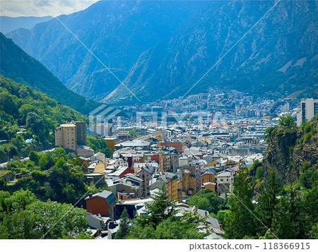 徒步旅行時從山上看到的安道爾公國的一座城市 徒步旅行時從山上看到的安道爾公國的一座城市 118366915