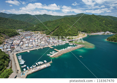 熊野灘美麗的大海和漁村的街景 熊野灘美麗的大海和漁村的街景 118367470