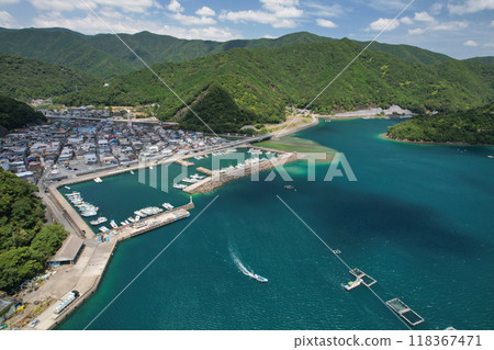 熊野灘美麗的大海和漁村的街景 熊野灘美麗的大海和漁村的街景 118367471