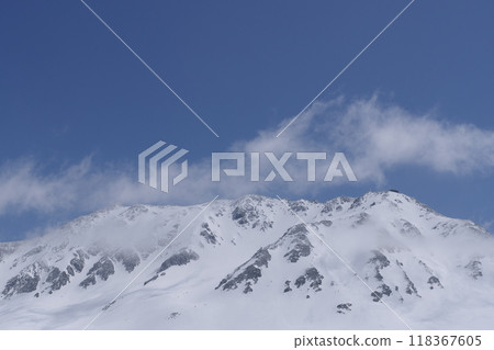 5月初的立山黑部阿爾卑斯山脈路線 - 從立山室堂平眺望立山本峰 118367605