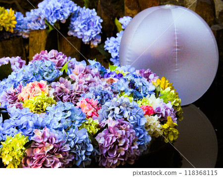 A floating flower basin A floating flower basin 118368115